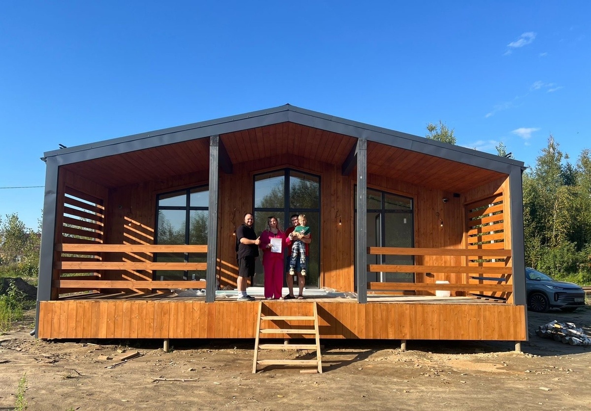 А это наш великий проект Барн-хаус 127м² с довольной семьей