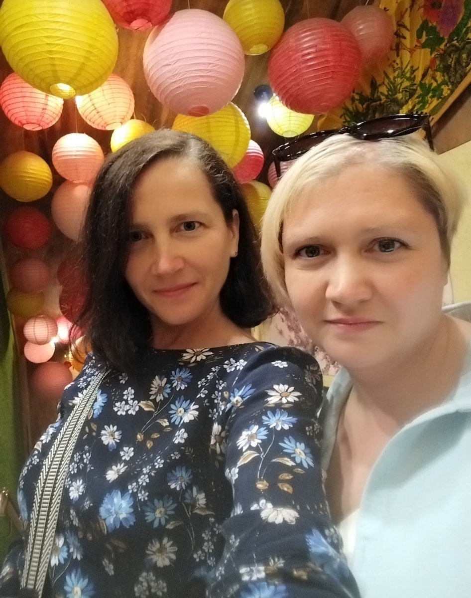 Сестре очень хорошо в голубом и белом, но переодевать её пришлось почти силой. Сложнее всего было убедить, что чёрные старые балахоны совсем не стройнят)))))) 