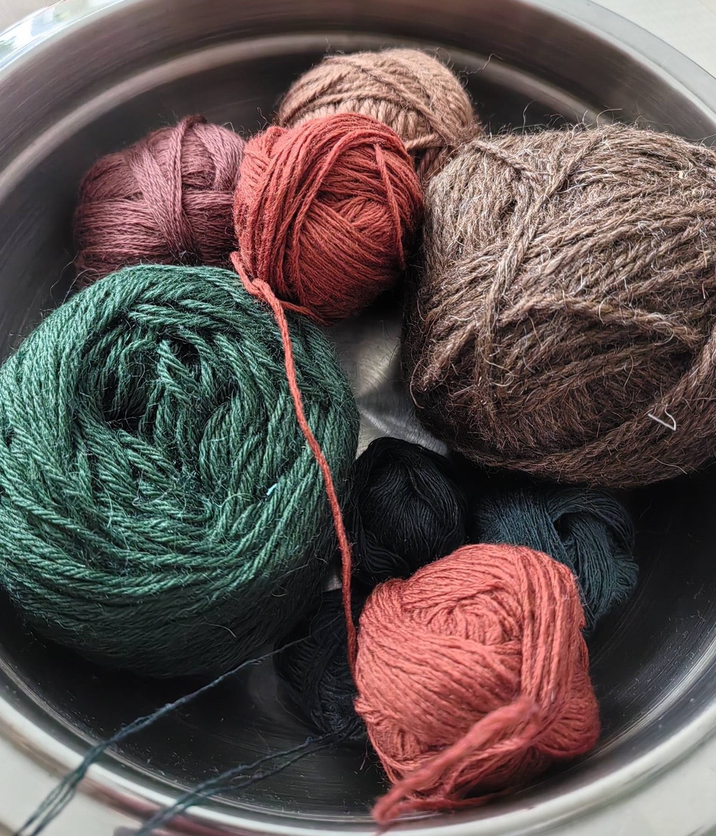 Собрала остатки шерстяной пряжи для носочков. Фото автора.