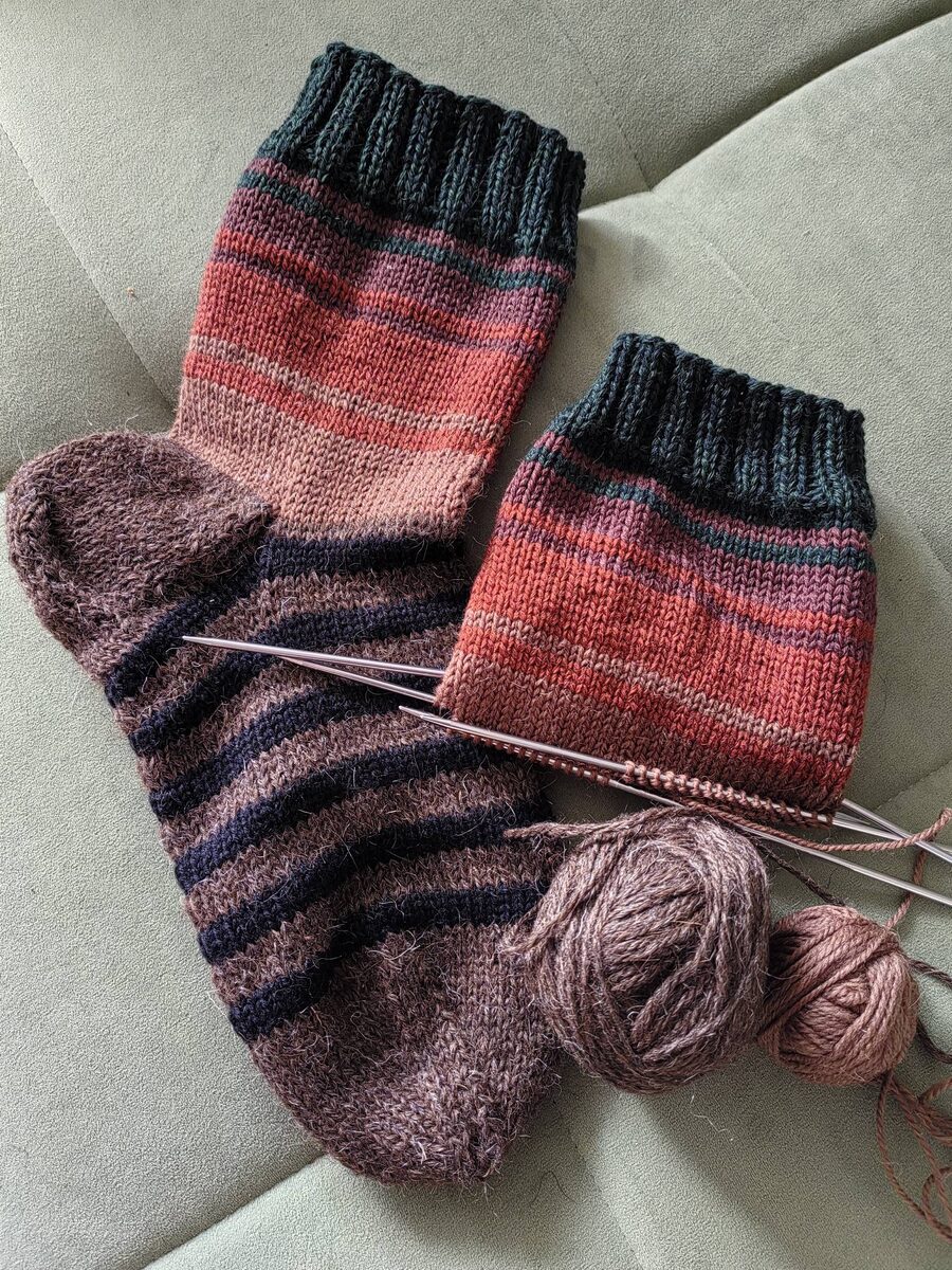 Вяжу носочки из остатков пряжи. Фото автора.
