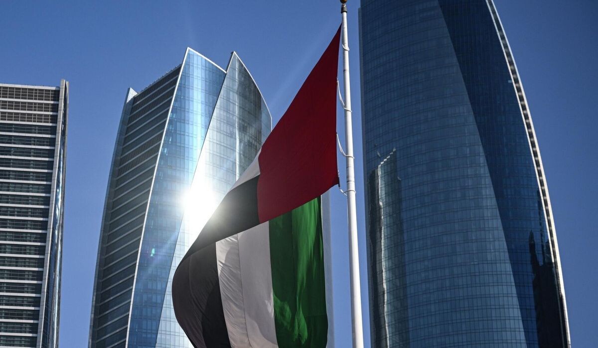     Флаг Объединенных Арабских Эмиратов на фоне небоскребов Абу-Даби. Источник: © РИА Новости Автор фото: Кирилл Зыков