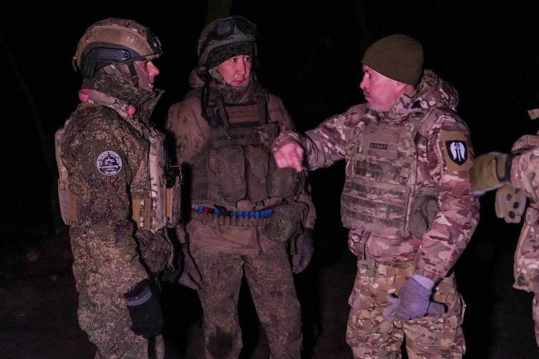 Перед отправкой машин на позиции — раннее утро
Фото: ИЗВЕСТИЯ/Сергей Прудников