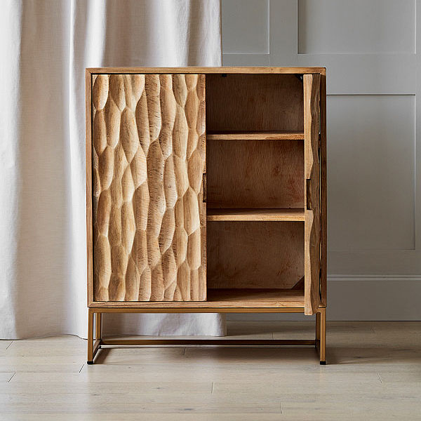 Каждая деталь комода продумана до мелочей, от фурнитуры до внутренних полок.