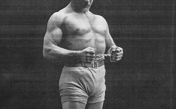 Александр Засс рвет цепь. Источник фото: Яндекс картинки.