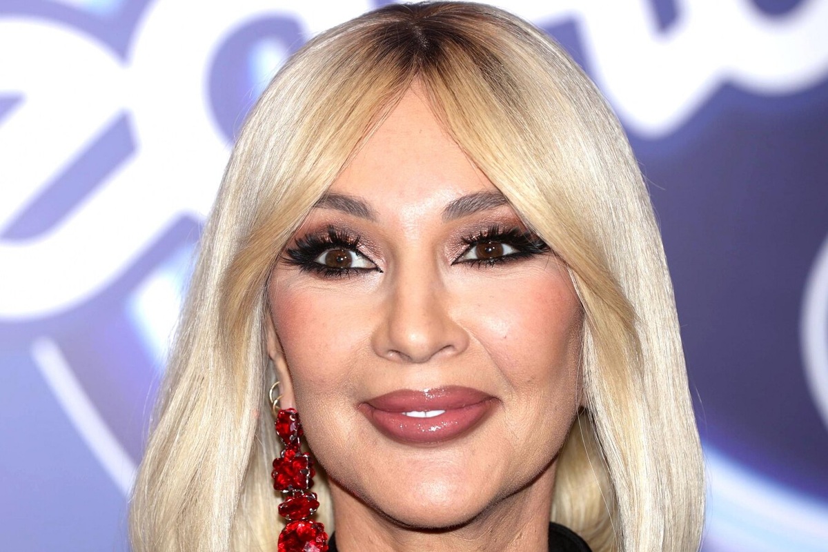     Лера Кудрявцева в красном платье с открытыми плечами и глубоким декольте появилась на шоу «Суперстар! Битва сезонов»