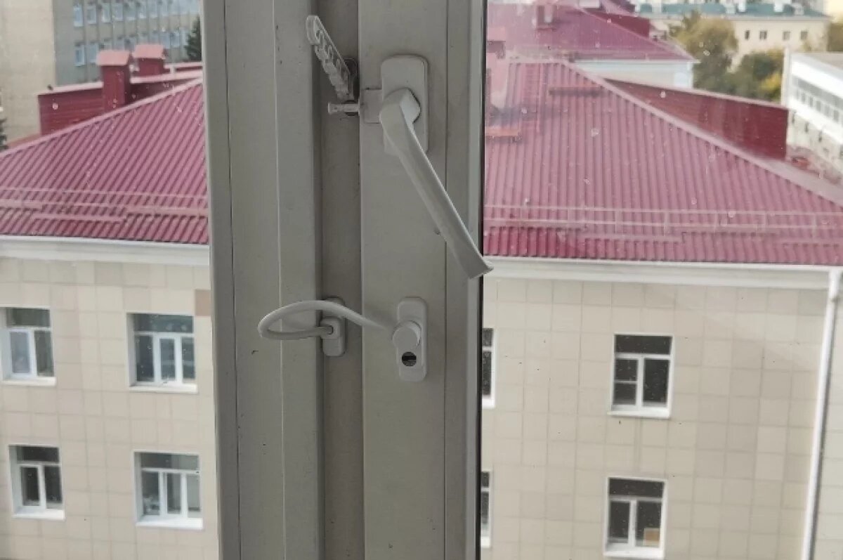    В Калининграде четырёхлетний ребёнок оказался на подоконнике третьего этажа