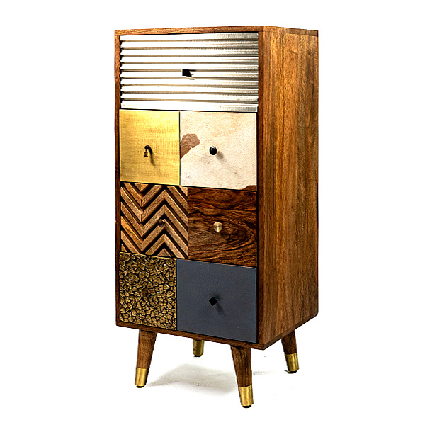 Темные, глубокие оттенки состаренного дуба создают впечатление, что комод видел многое.