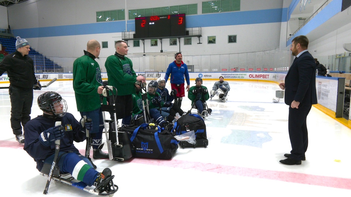    Следж-хоккеистам югорского «Севера» вручили новую экипировку