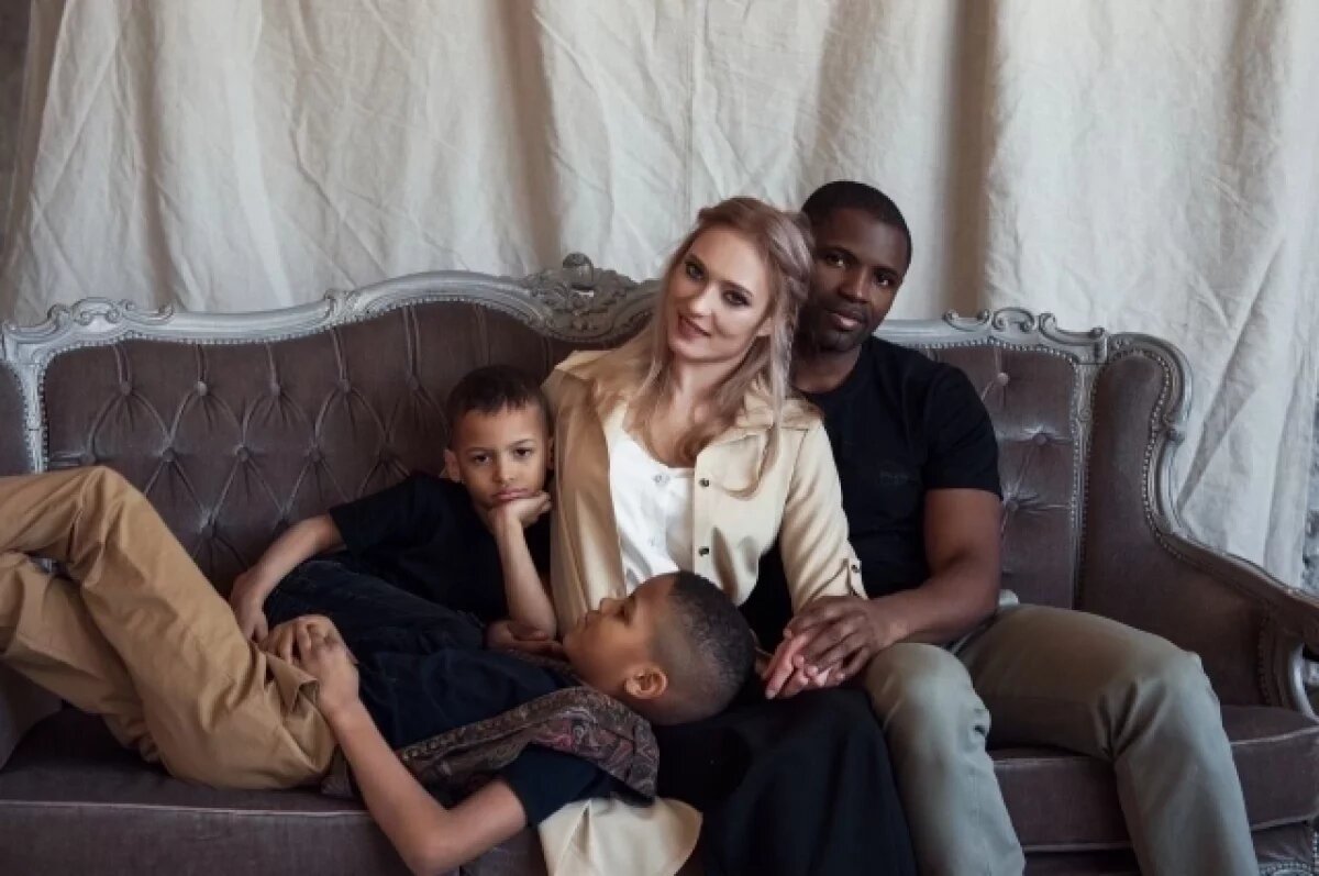    Кристиан Кенмоне считает, что у них с Дашей обычная русская семья. Он нередко говорит, что чувствует себя русским.