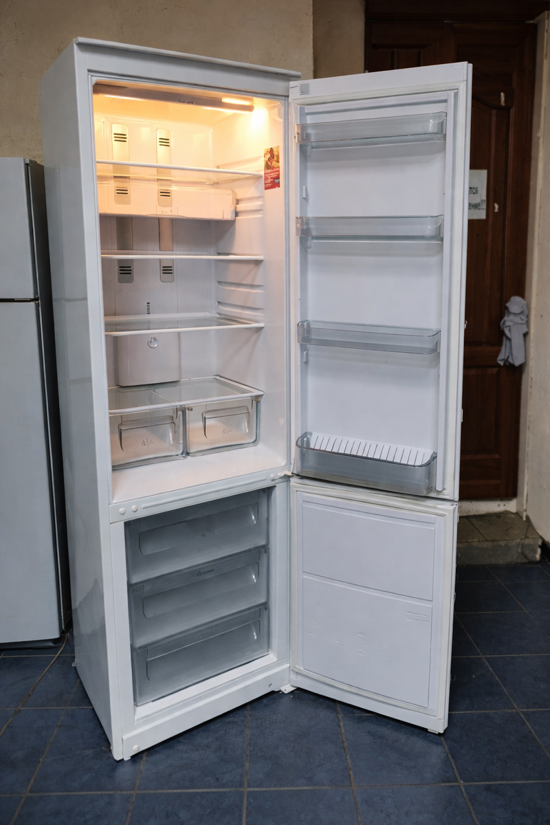 Открытый холодильник Indesit No Frost на кухне, верхняя камера не охлаждает