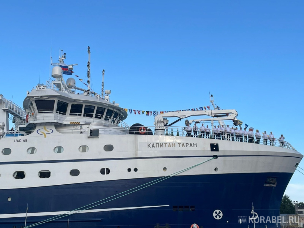 Над траулером "Капитан Таран" взвился российский флаг / Фото: Корабел.Ру  📷
