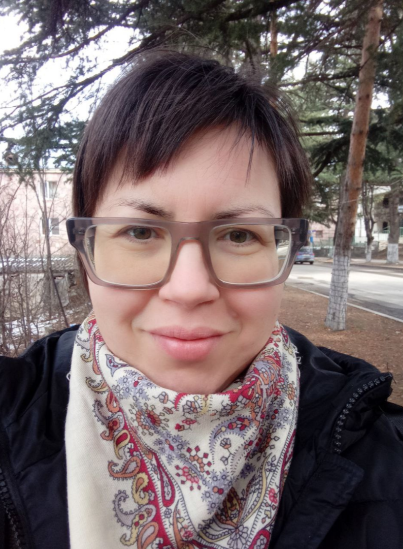 Через сорок минут Женчина вышла из салона. Вера в светлое будущее к ней, может, и не вернулась. Но в душе как-будто что-то расцвело.
И весна стала немножко ближе.