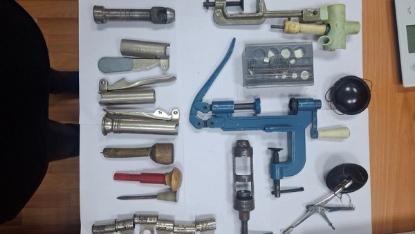    Югорчанин хранил дома самодельные патроны и порох в банках их под чая