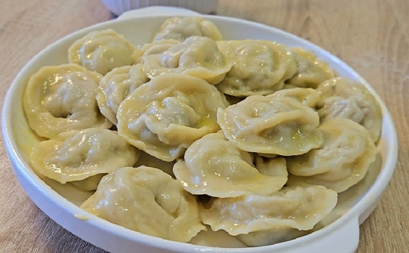 Самые вкусные домашние пельмени: секрет нежного теста без кипятка и сочного фарша для идеального домашнего ужина
