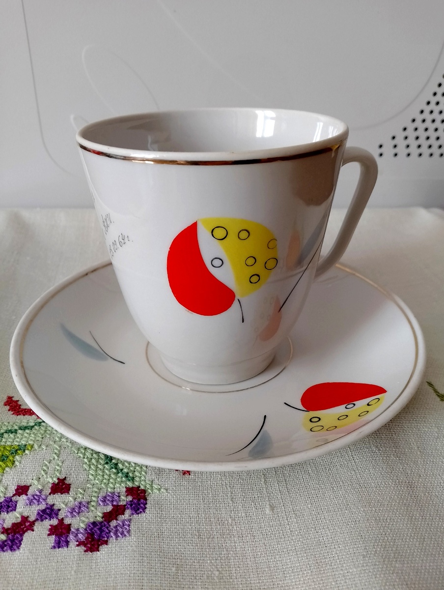 Бокальчик без лишних пятен,белый.))