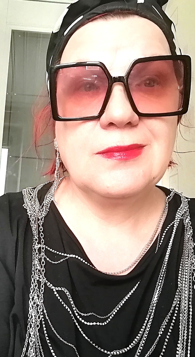 с грустинкой. Еле сдержалась, чтобы не расхохотаться..