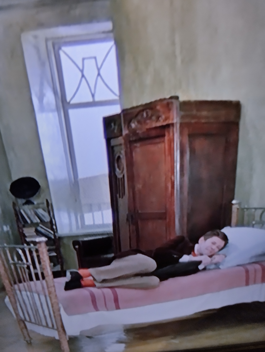 "Вечером жених наш рано лёг в кровать, чтобы спозаранку смог легко он встать". Кадр из кинофильма "Не может быть" 