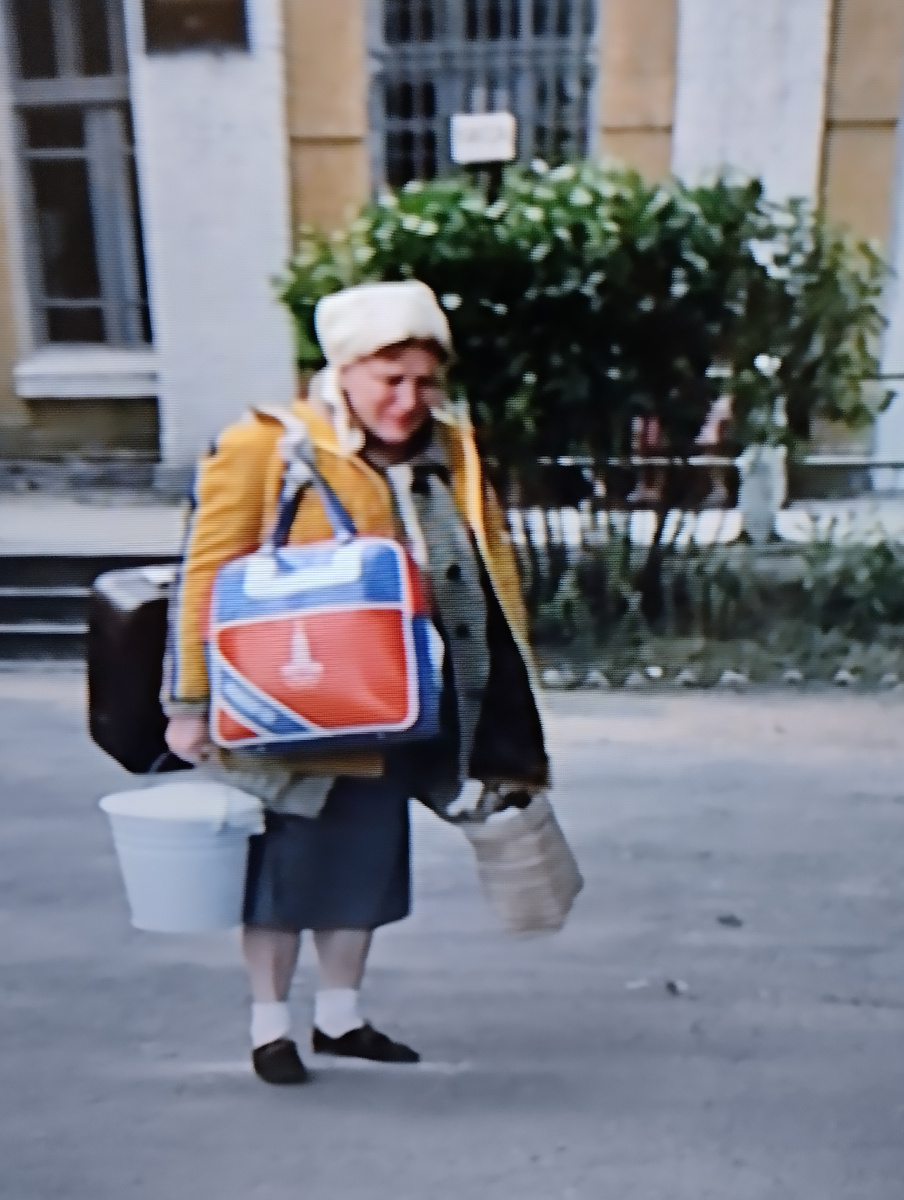 Это тоже чья-то зазноба. Кадр из кинофильма "Родня" 