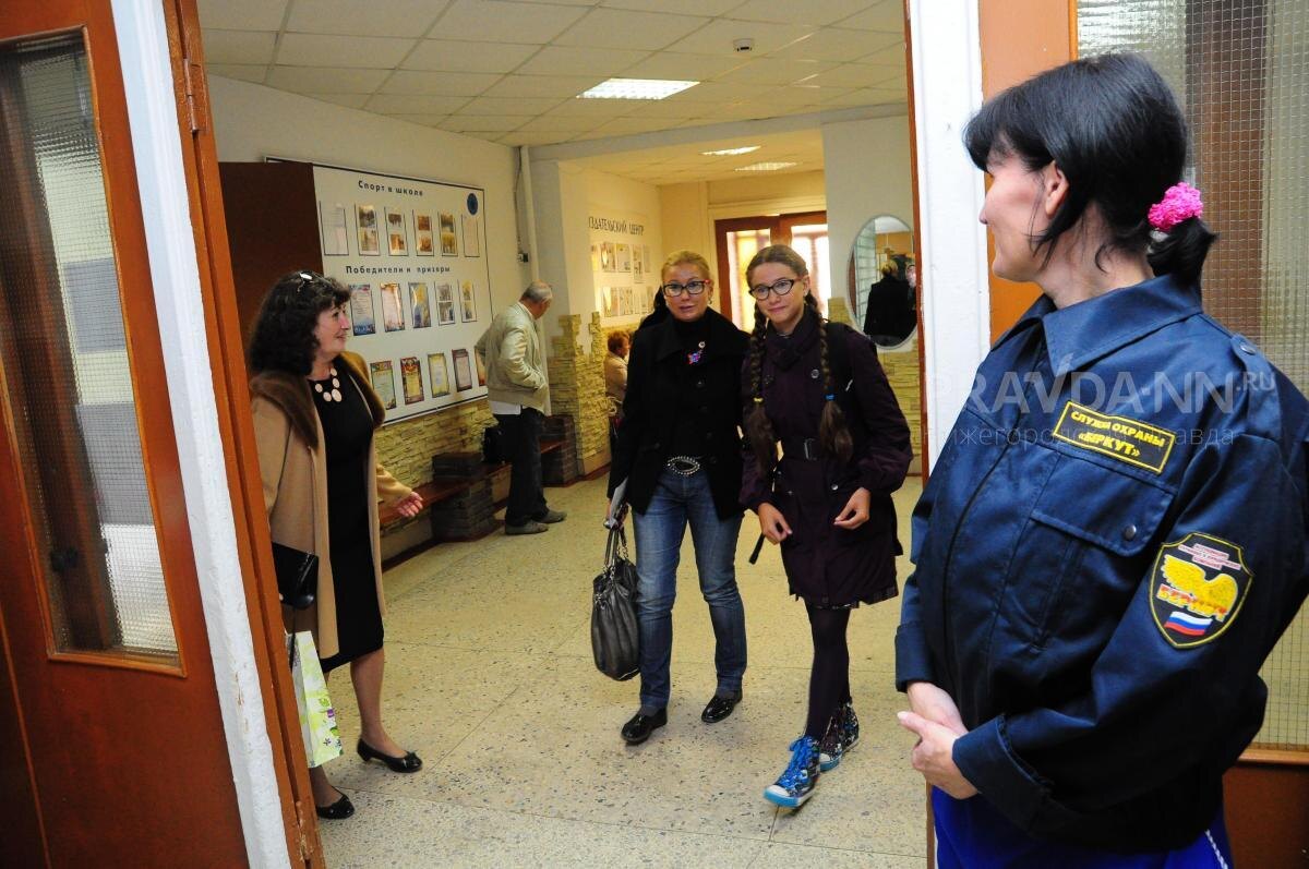    Это связано с двумя инцидентами, произошедшими в российских образовательных учреждениях на этой неделе