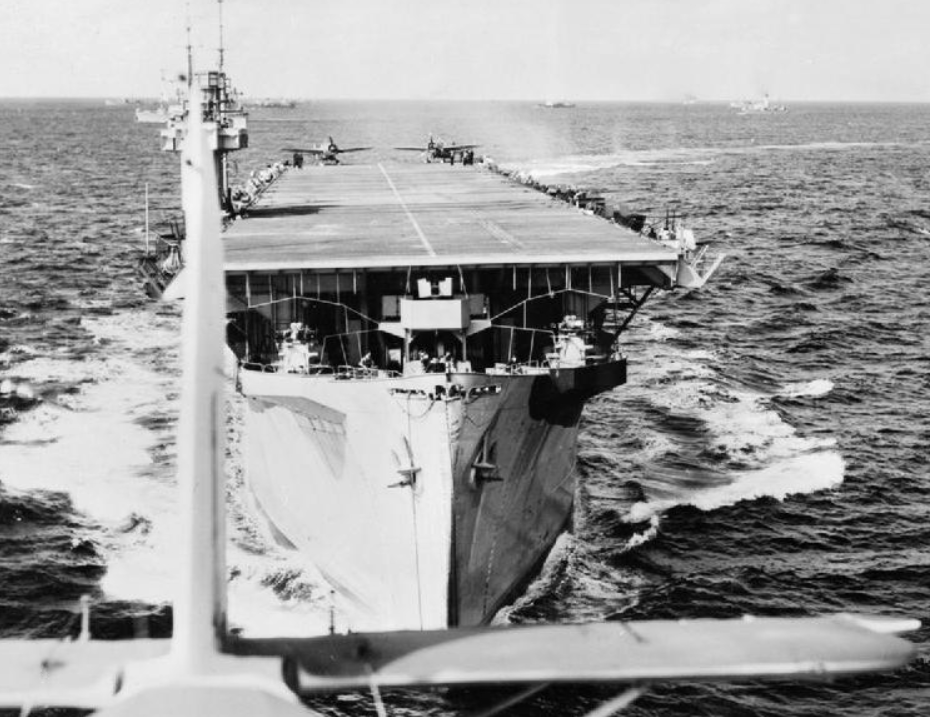 Взлет самолета с "эскортника"