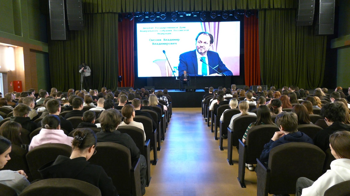    Депутат Госдумы РФ Владимир Сысоев ответил на вопросы студентов Ханты-Мансийска