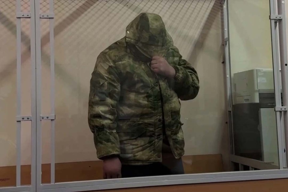    На протяжении всего заседания мужчина прятал лицо за капюшоном. Фото: t.me/SPbGS