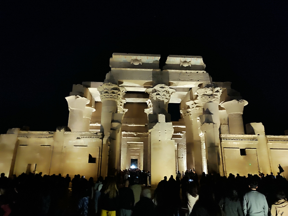 Двойной вход в храм (храм посвящен двум богам, это редкость в Египте)