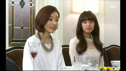 мать и дочь- ничего не гнушаются, ни перед чем не остановятся, чтоб стать знатнее, известнее и богаче. Мерзкие обе