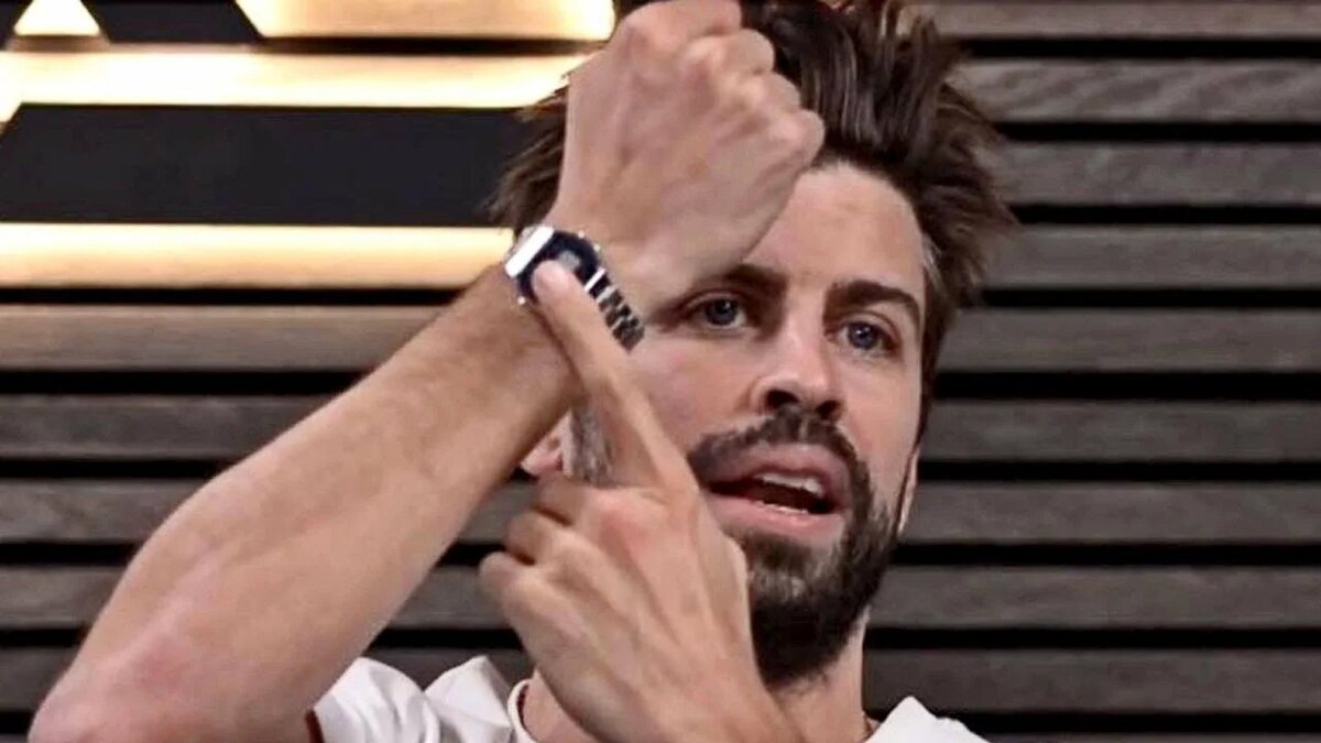 Жерар Пике выступает на стриме и показывает зрителям часы Casio A158WA-1E