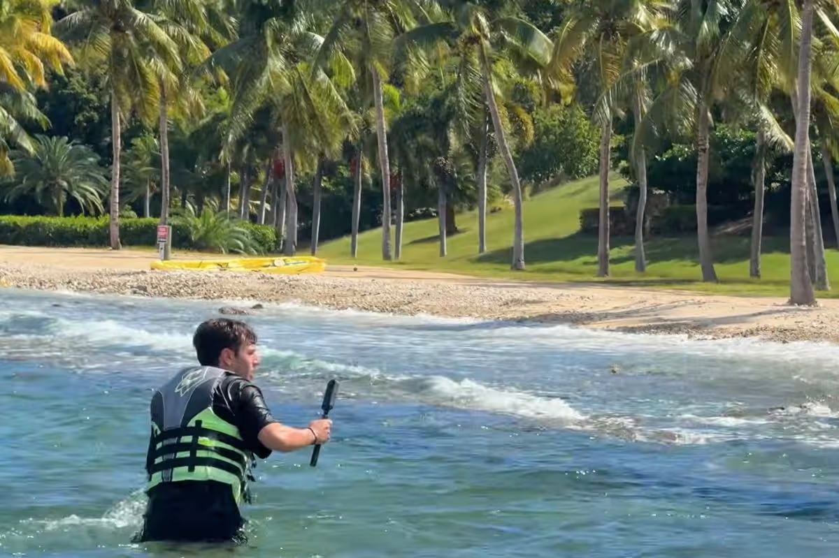 Ютубер, проникший на бывший остров Эпштейна, рассказал о том, что он там увидел (Фото: Нико Григг/Youtube).