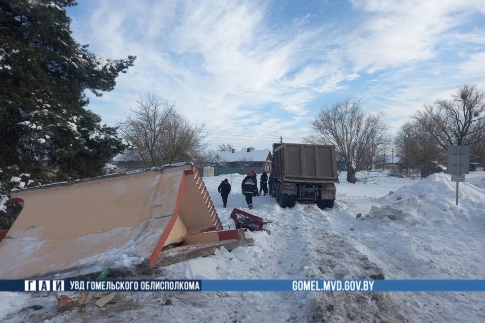    Водитель грузовика снес остановку транспорта в Гомельском районе. Фото: телеграм-канал ГАИ УВД Гомельского облисполкома