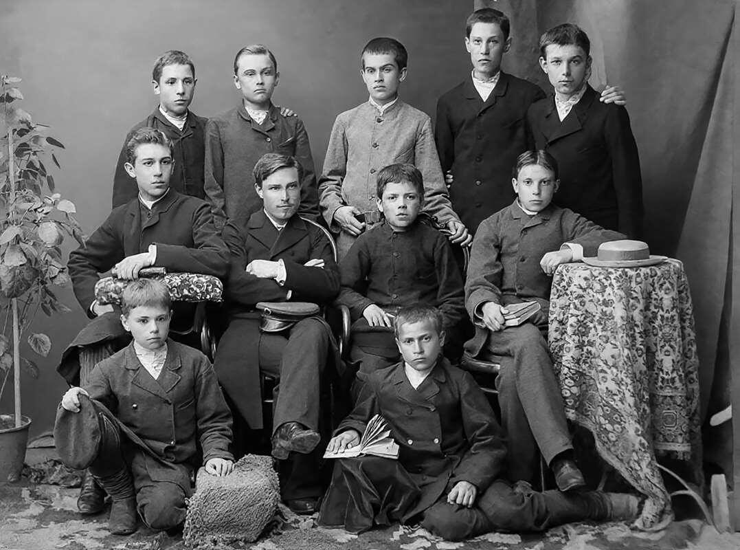    Групповая фотография выпускников уездного училища г. Бирска Уфимской губернии 1891 года. Первый справа во втором ряду сидит Иван Стяжкин. Из фондов Каменск-Уральского краеведческого музея (КУКМ). stalker