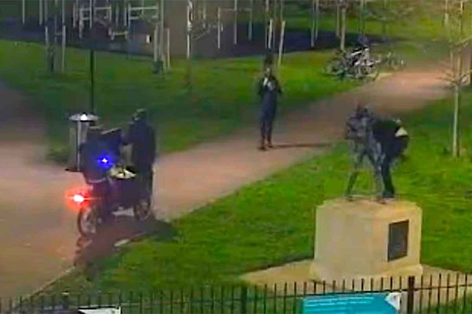    В Лэнгдон-парке в Британии воры сорвали и похитители бронзовую статую британского боксера-чемпиона Тедди Болдока Кадр видео