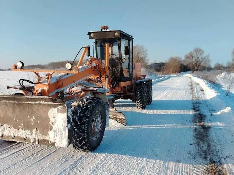    На борьбу с последствиями снегопада выехали почти 500 единиц техники. Фото: пресс-служба правительства Новгородской области