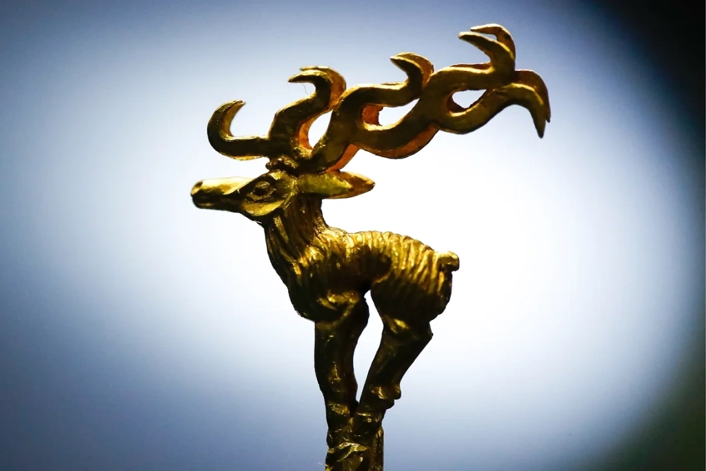    Шпилька с навершием в виде головы оленя на выставке «Скровища долины царей» в Республике Тыва