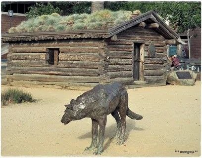 Домик Джека Лондона в Окленде и скульптура волка Белый Клык - героя его произведения, фотография из открытых источников Яндекса