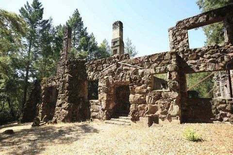 Руины "Дома волка" в государственном парке Джека Лондона в Калифорнии