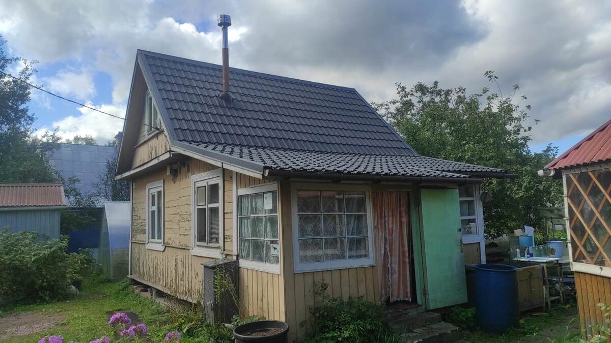 Дачный домик покрытый Кровлей Гумибо, Ленинградская область.