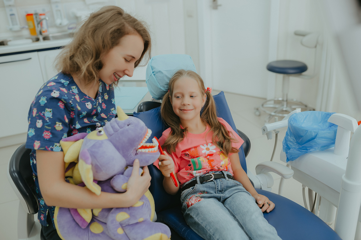 Детский стоматолог знает, как отвлечь ребёнка от тревожных мыслей перед лечением. 