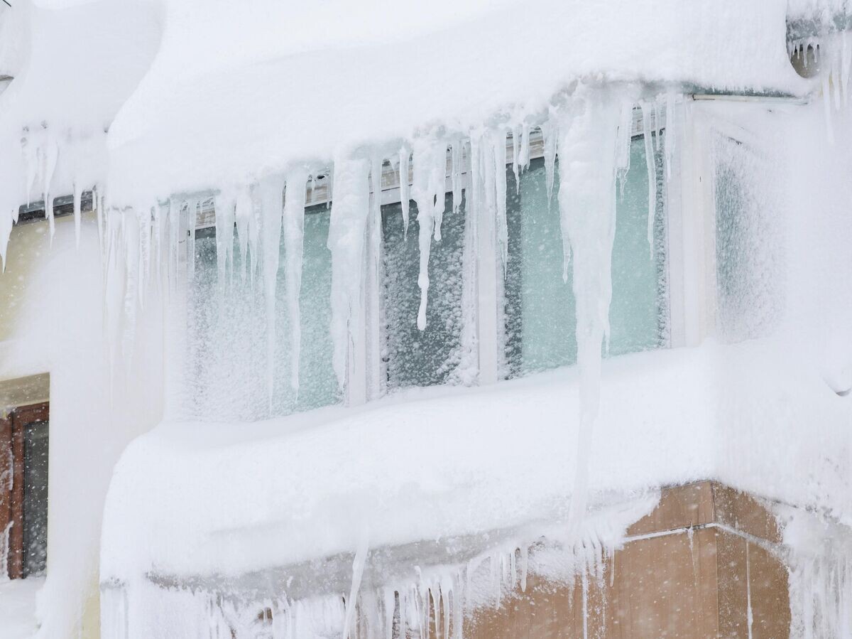    Обледенелый балкон во время снегопада | © РИА Новости / Александр Пирагис