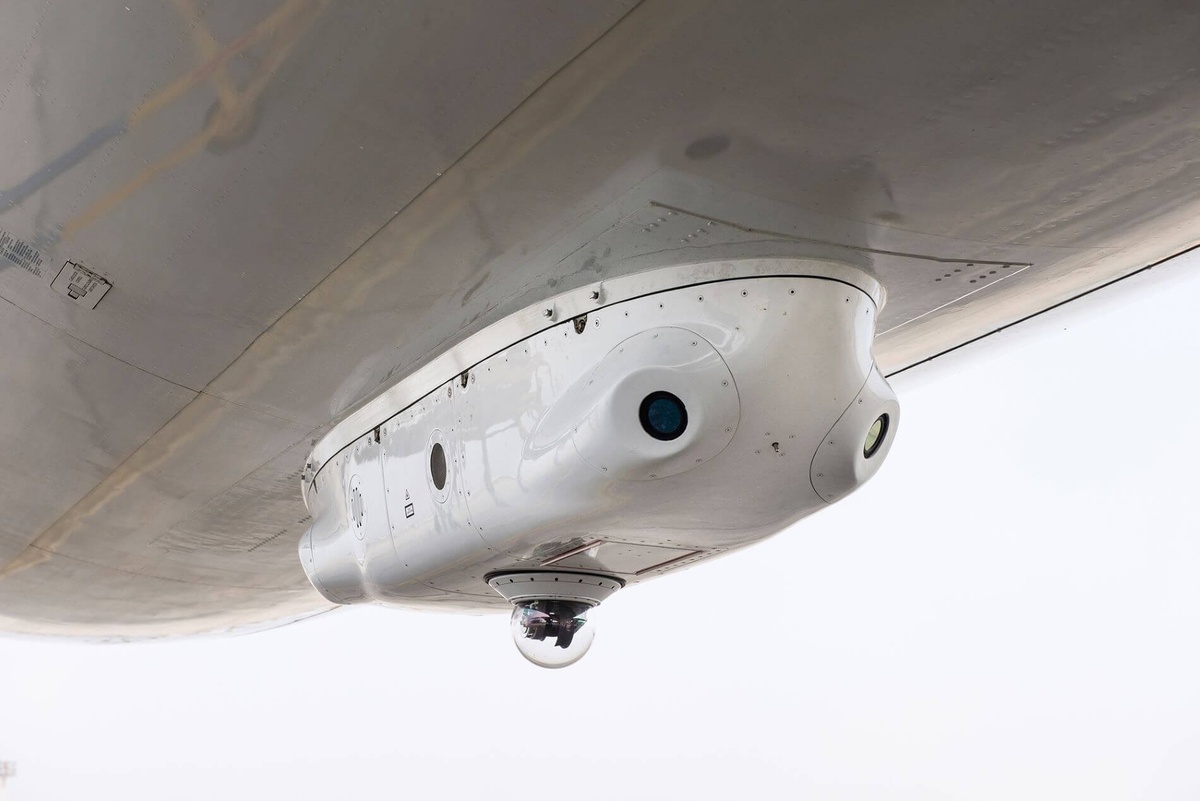 Крупный план C-MUSIC под фюзеляжем El Al Boeing 737 — датчики, лазер и оптика в одном корпусе.