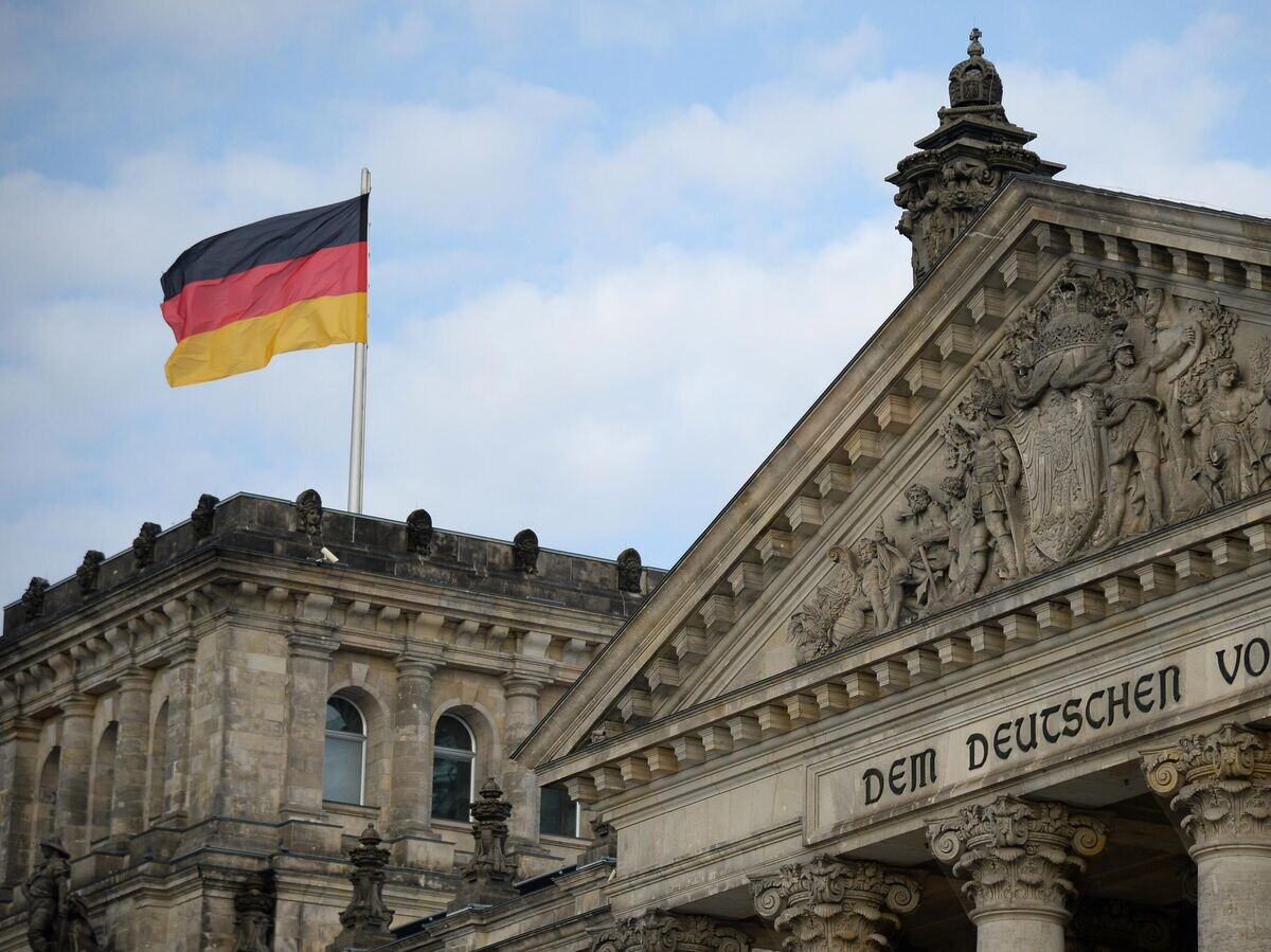    Национальный флаг Германии над зданием Бундестага в Берлине | © РИА Новости / Алексей Витвицкий