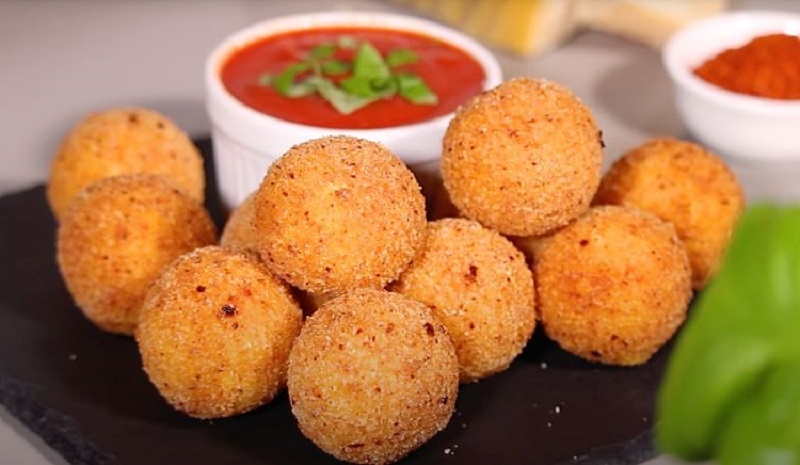 Сырные шарики с расплавленной начинкой: закуска, которая исчезает со стола первой