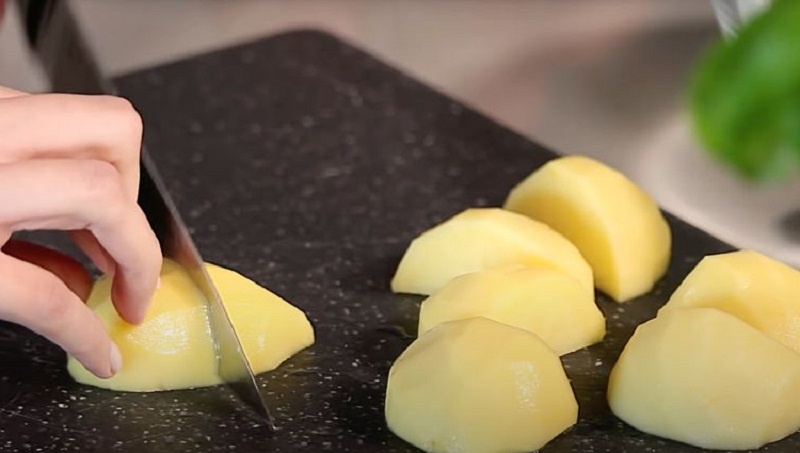 Сырные шарики с расплавленной начинкой: закуска, которая исчезает со стола первой