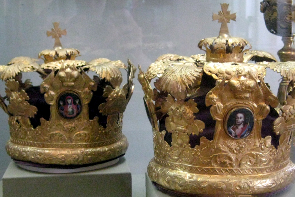 CC BY-SA 3.0 / Shakko / Wikimedia Commons📷Венчальные венцы XIX в.