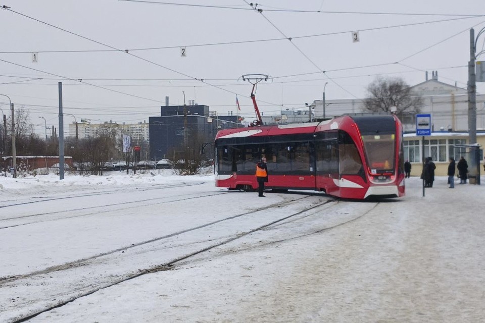   Трамвай сошел с рельсов в Калининском районе. Фото: t.me/Megapolisonline