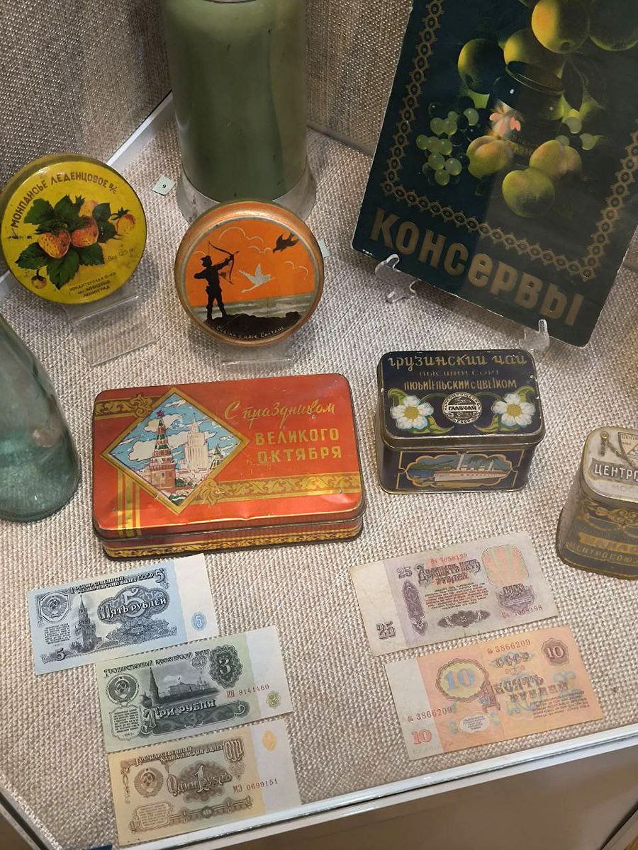 Дети часто интересовались, как выглядели советские деньги и что можно было на них купить, и вот здесь наконец увидели их «вживую»,  глядя на советские рубли невольно вспоминала цены на мороженое, хлеб и молоко, за которым часто ходила в детстве в магазин)