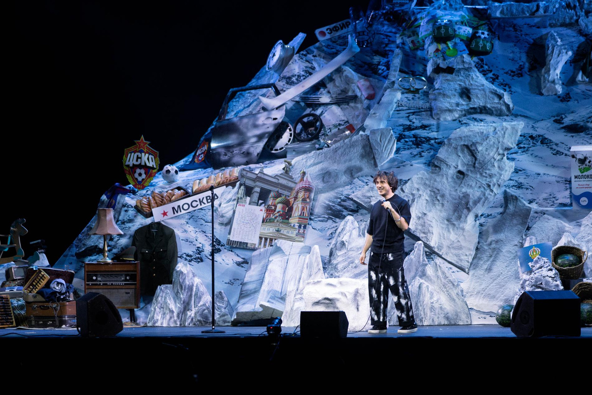    Денис Дорохов на съёмках стендап‑концерта «Эверест». Фото: архив пресс-службы