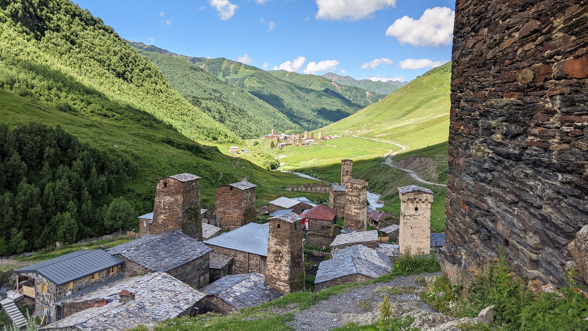     Фото: marry_yes/Shutterstock/FOTODOM В России можно отправиться в отдаленные деревни Карелии или горные аулы Кавказа