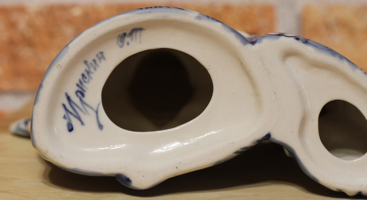 Надпись "Ирискин О. Т." на статуэтке.